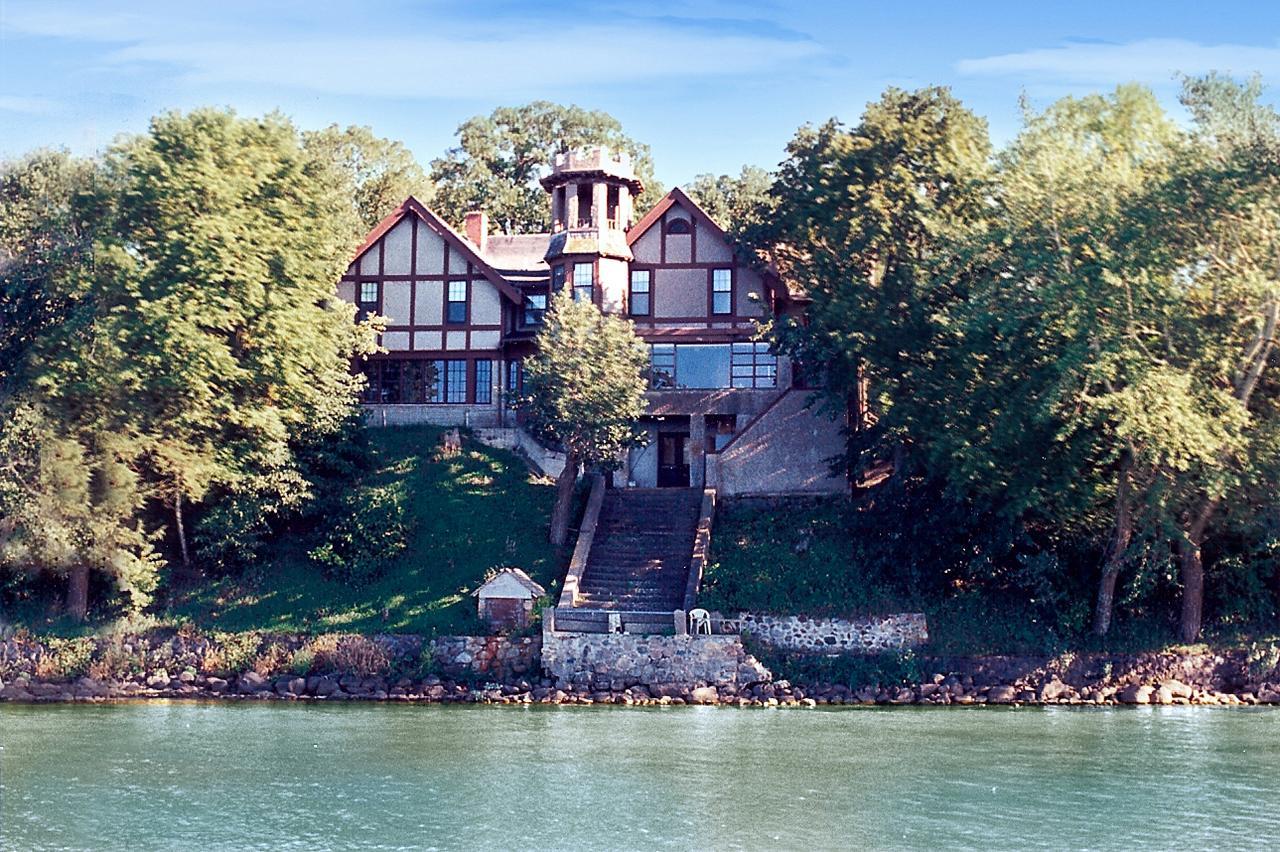 Spicer Castle Inn Exterior photo